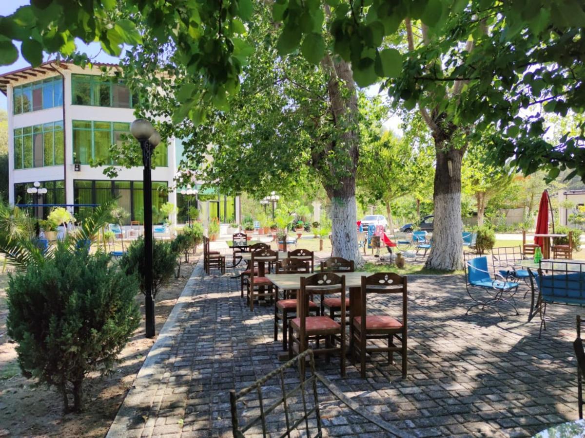 Kavalona Park Hotel Vlore Bagian luar foto