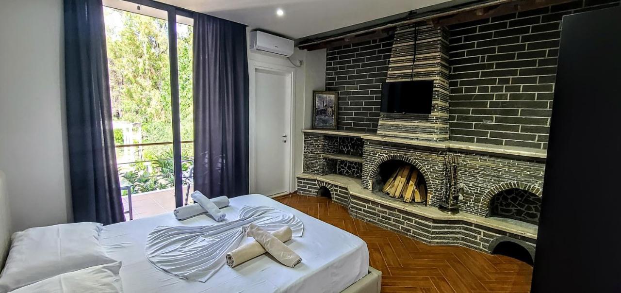 Kavalona Park Hotel Zvernec Bagian luar foto