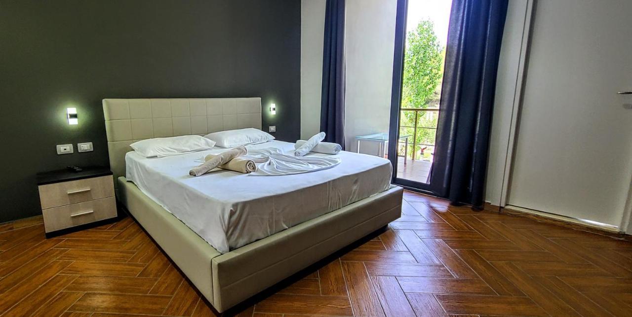 Kavalona Park Hotel Vlore Bagian luar foto
