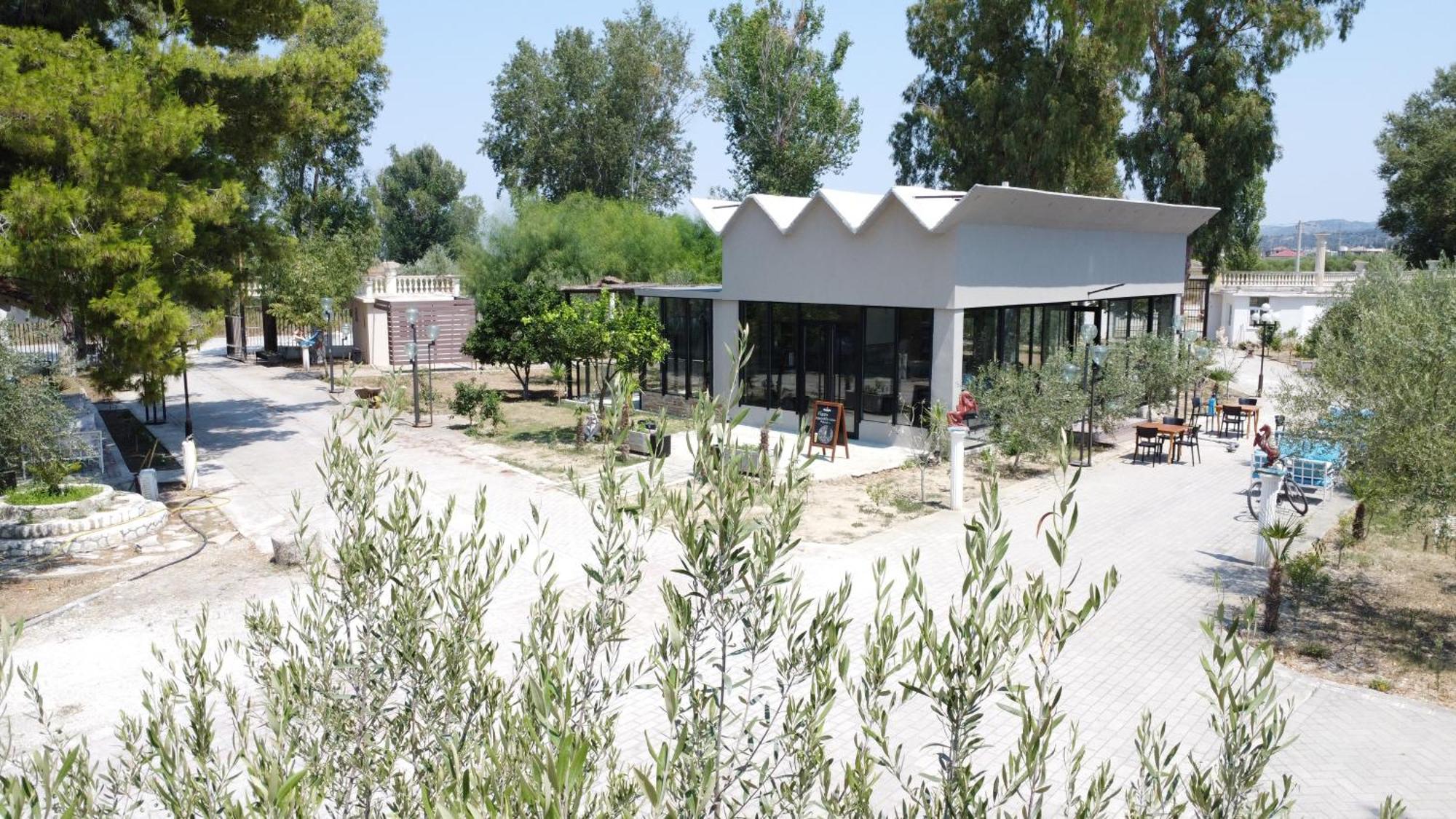 Kavalona Park Hotel Vlore Bagian luar foto